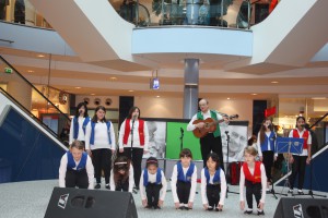 Die "Marzahner Promenaden-Mischung" eröffnet das Kinderprogramm im Kunsthaus Flora am Sonntag um 16 Uhr. Das Sommerfest beginnt aber schon um 11 Uhr. Foto: Löser